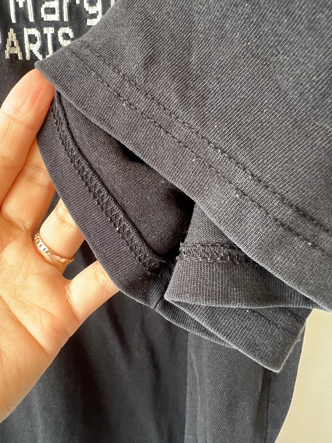 메종마르지엘라 남성 블랙 10라인 크루넷 루즈핏 라운드반팔티셔츠  상품이미지4