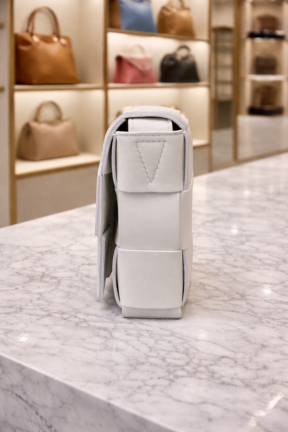 [A급] 보테가베네타 화이트 카세트백 판매합니다!!! 상품이미지2