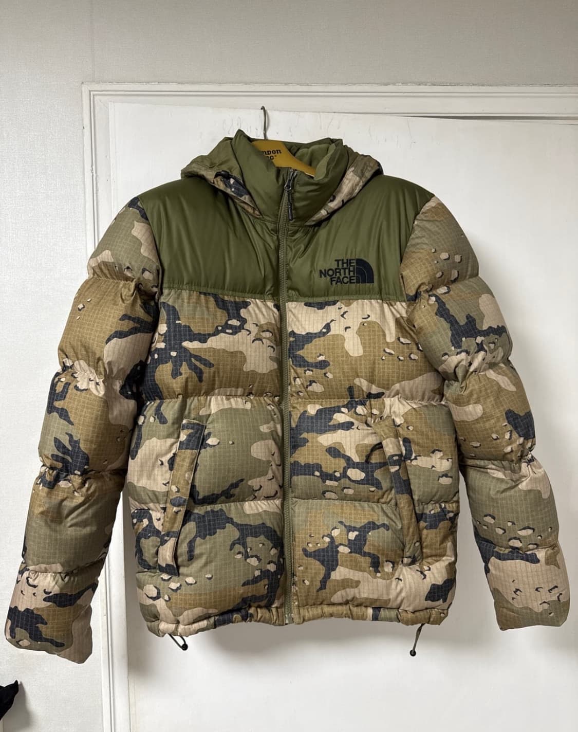 노스페이스 노벨티 눕시 번트 올리브 카모 구스다운패딩 상품이미지2