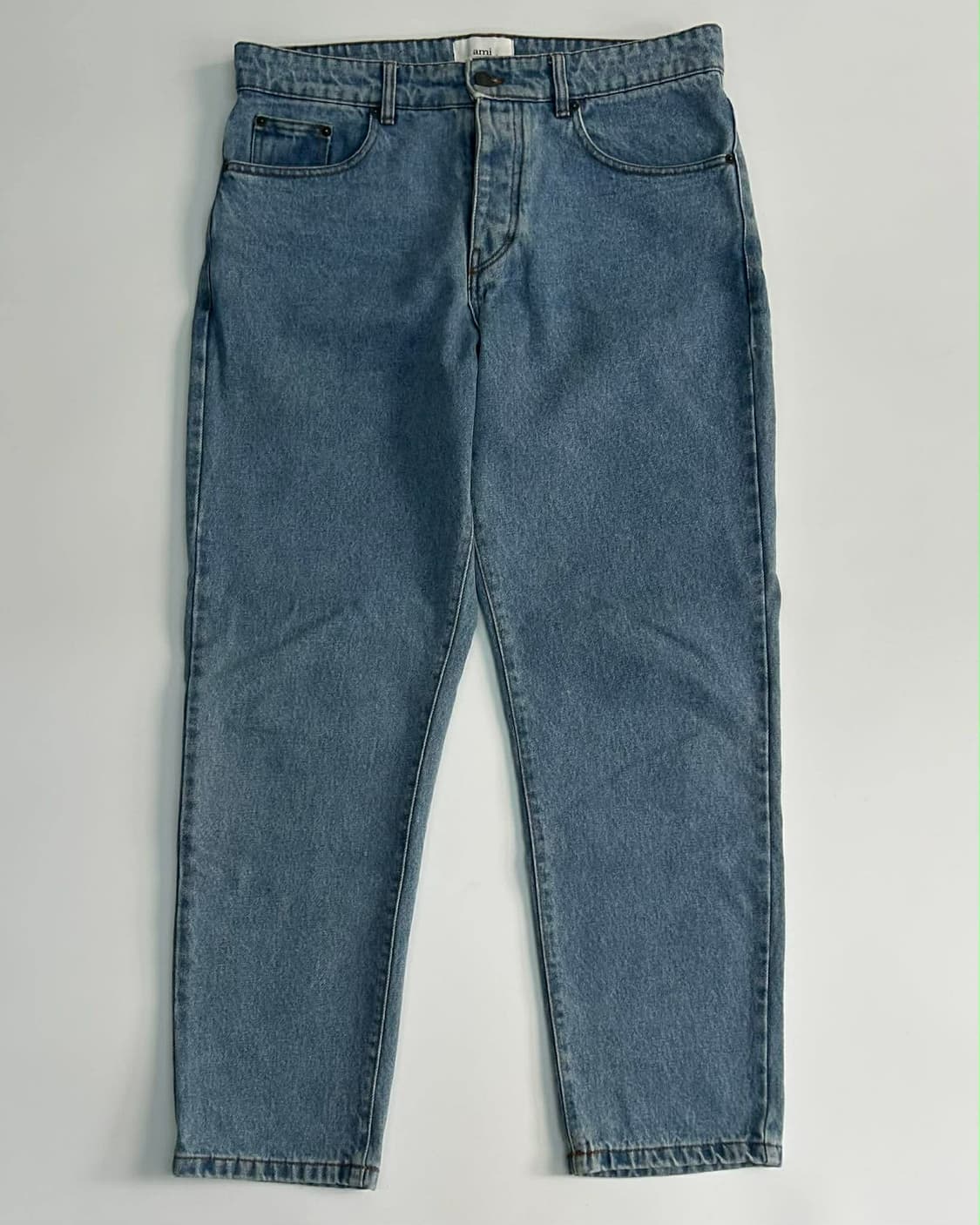 [33] AMI 아미 테이퍼드 핏 연청 워싱 데님 진 팬츠 상품이미지1