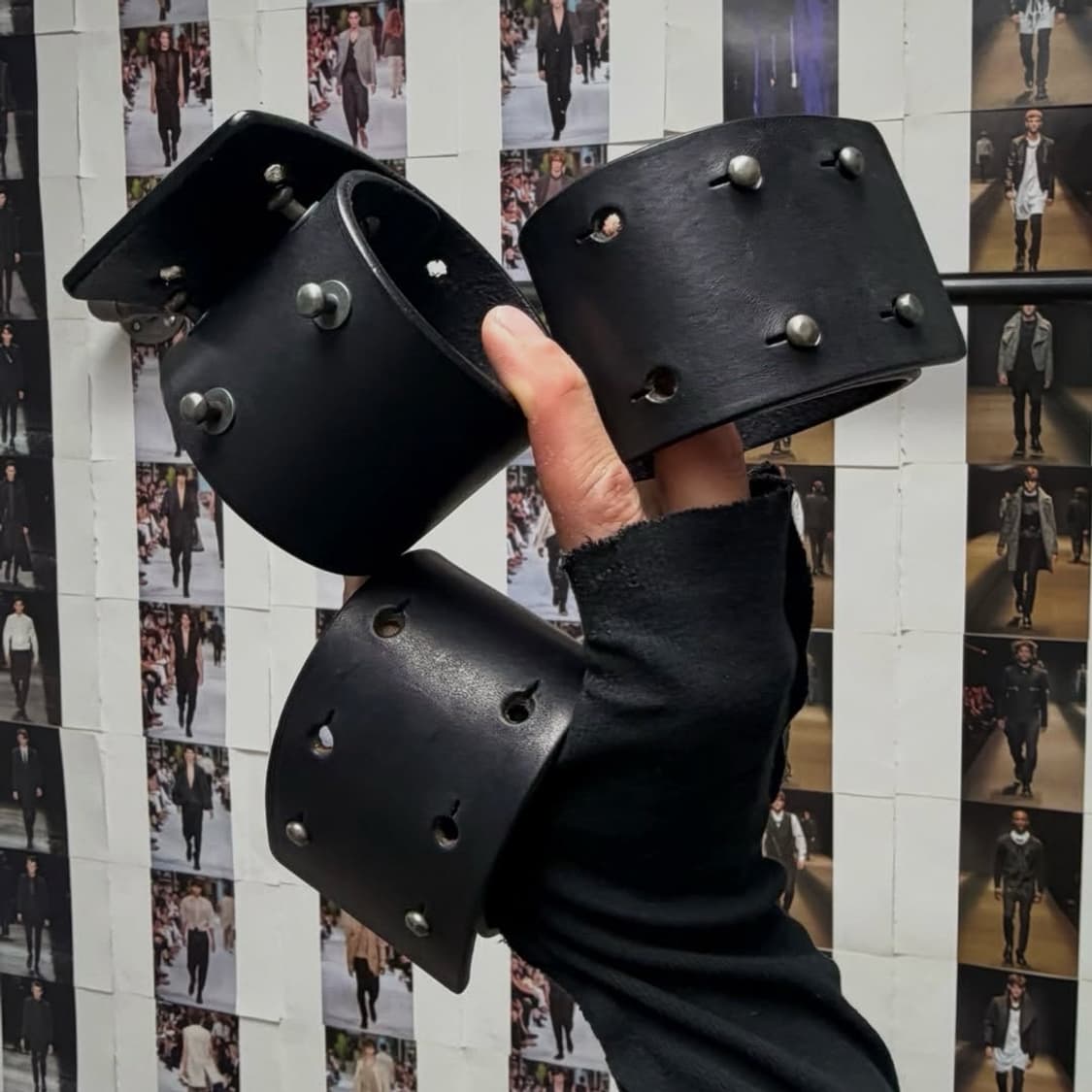 릭오웬스 14FW "MOODY" 레더 커프 스터드 팔찌 블랙 상품이미지2