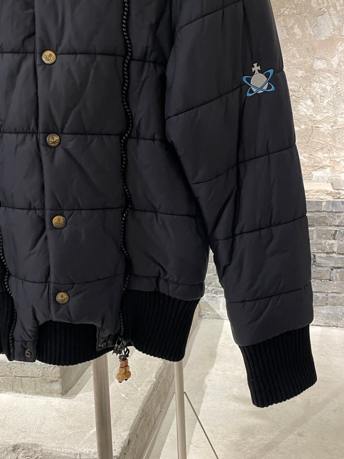 비비안 웨스트우드 맨 블랙 암 로고 패디드 점퍼 상품이미지5