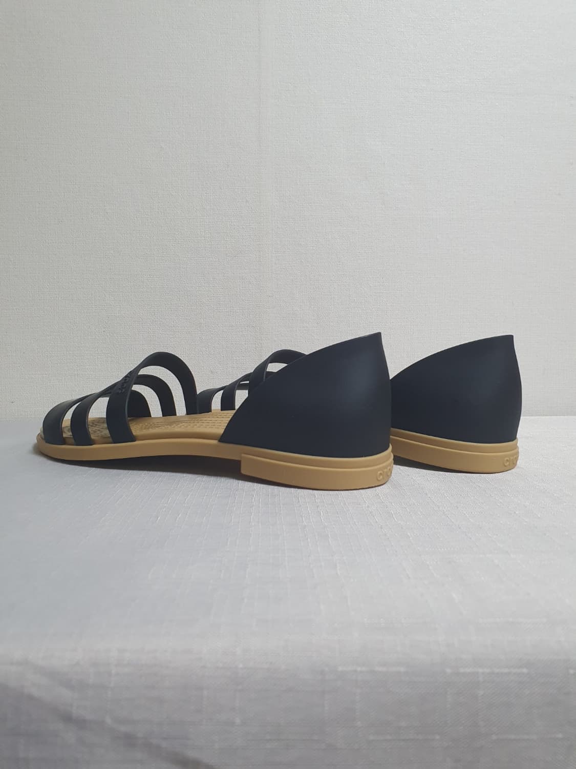 250mm 크록스 툴룸 오픈 플랫 샌들 블랙 탄 W8 상품이미지6