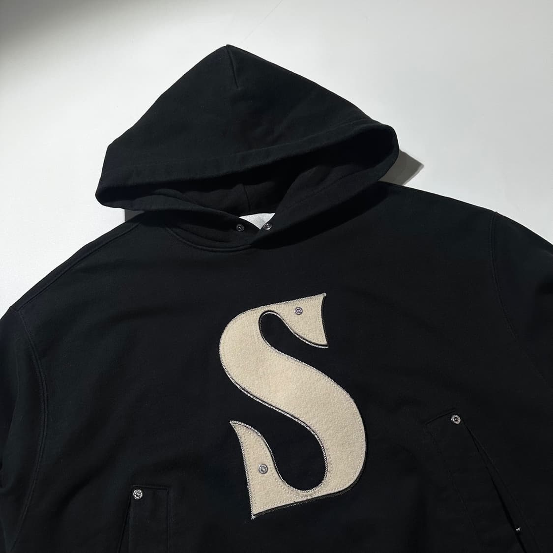 세터 리벳 아플리케 포켓 로고 후드 상품이미지3