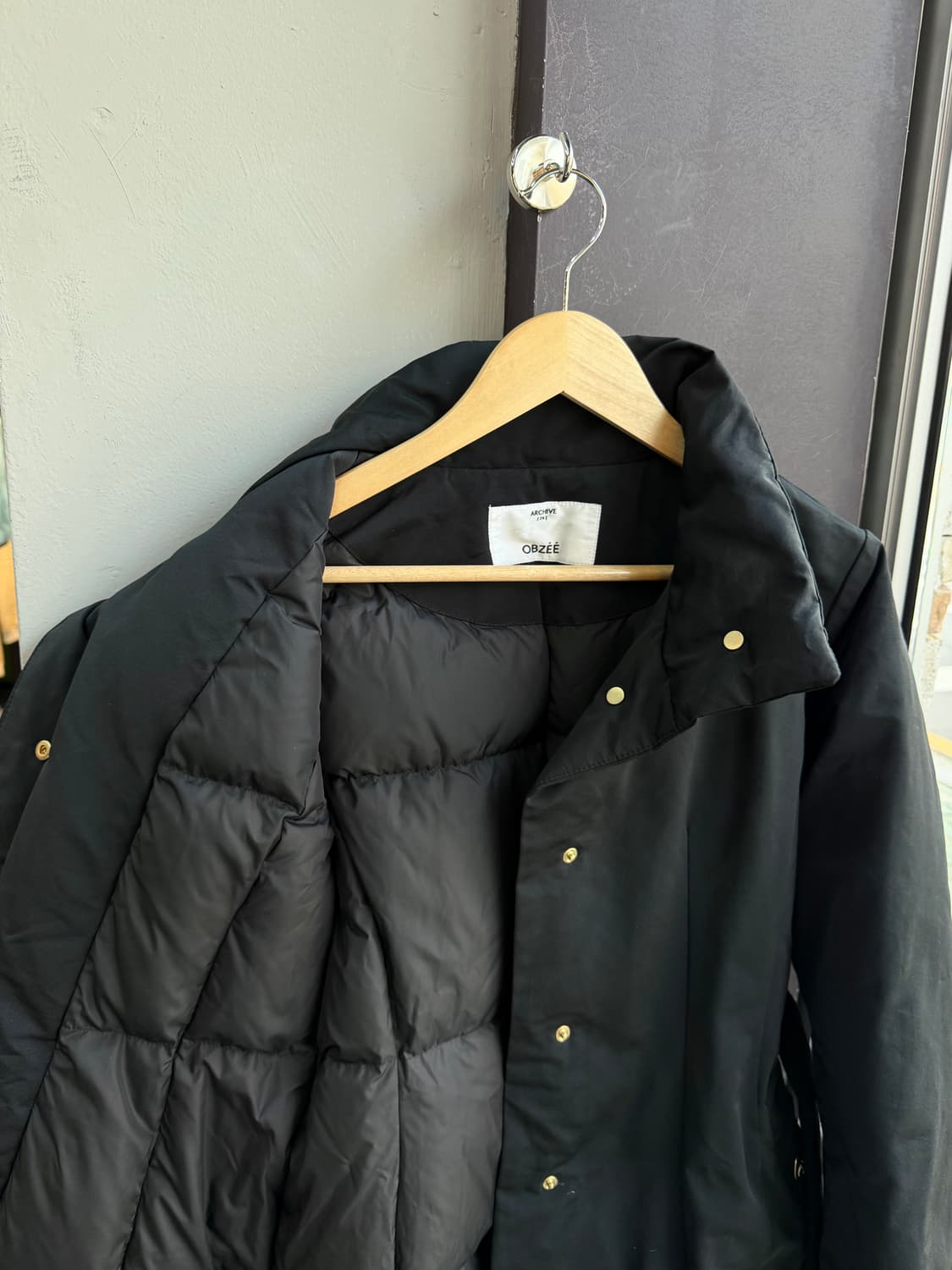 82/ 오브제 23FW 금장버튼 구스 패딩코트 상품이미지5