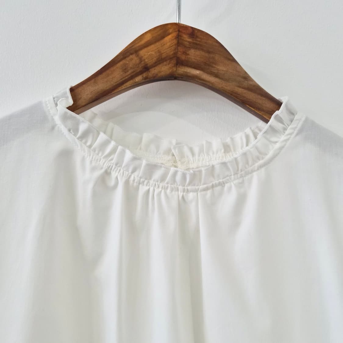 CHIP CHIP 화이트 프릴넥 뒷단추 셔링 블라우스 상품이미지5