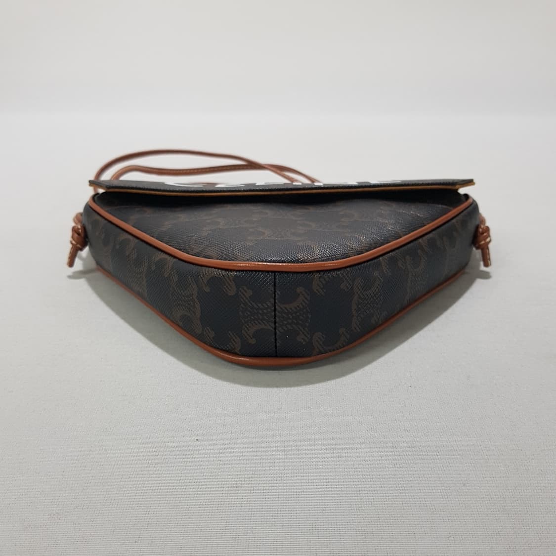 셀린느 트리오페 트라이앵글 숄더 크로스백 상품이미지7