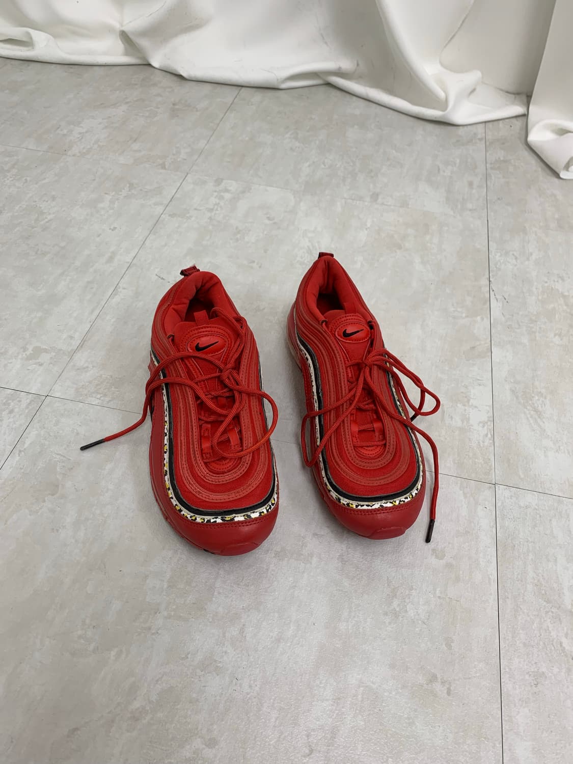 Nike red sneakers 상품이미지1