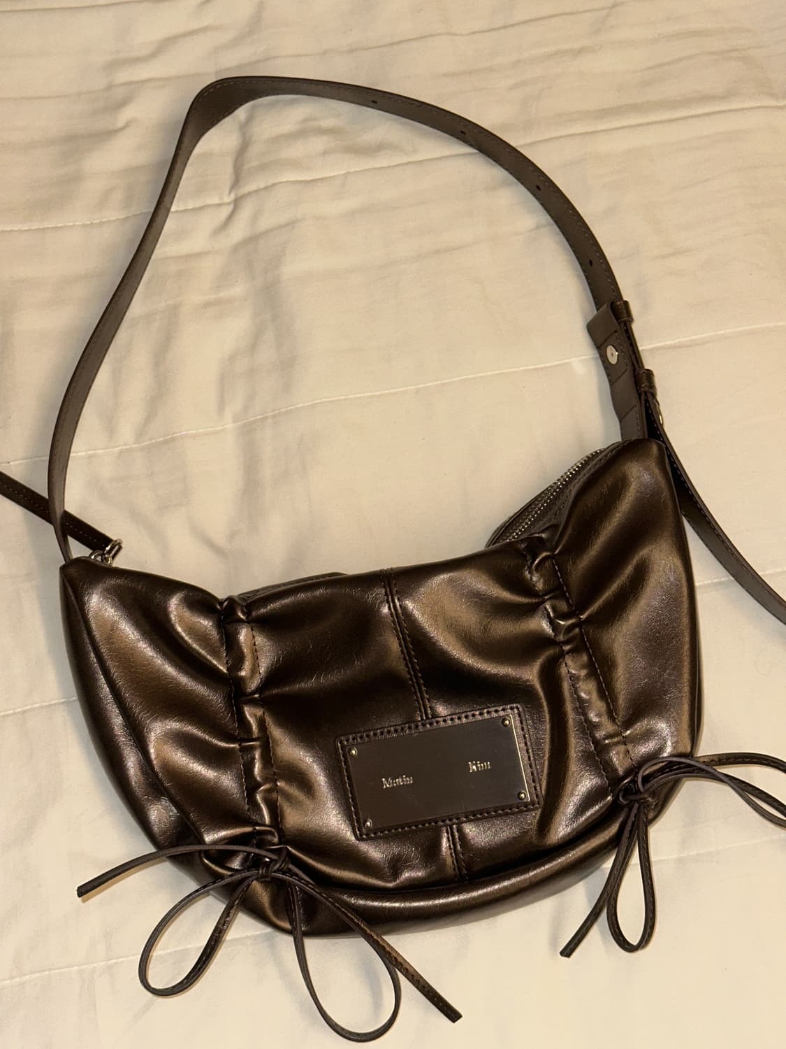 마뗑킴 하프 셔링 리본 라운드 백 브론즈 상품이미지4