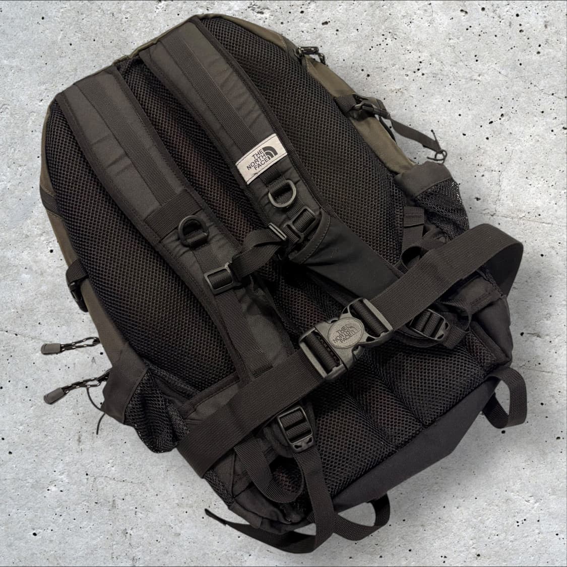 노스페이스 Surge 백팩 블랙/카키 상품이미지2