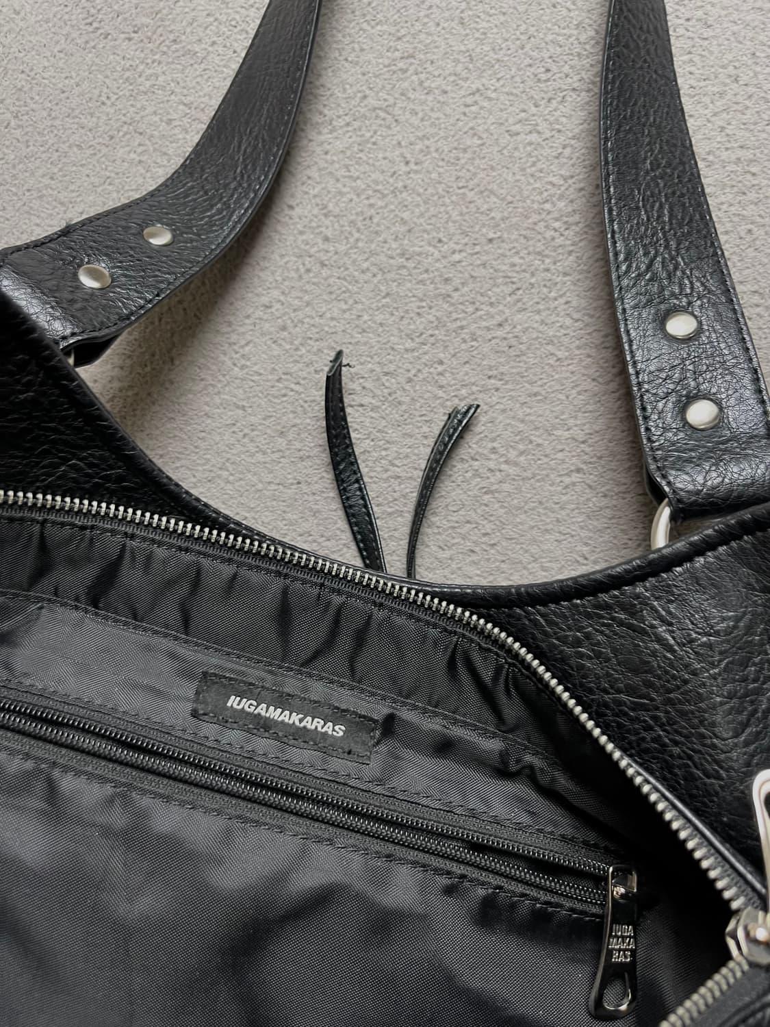 이우가마카라스 스터드 숄더백 블랙 상품이미지8