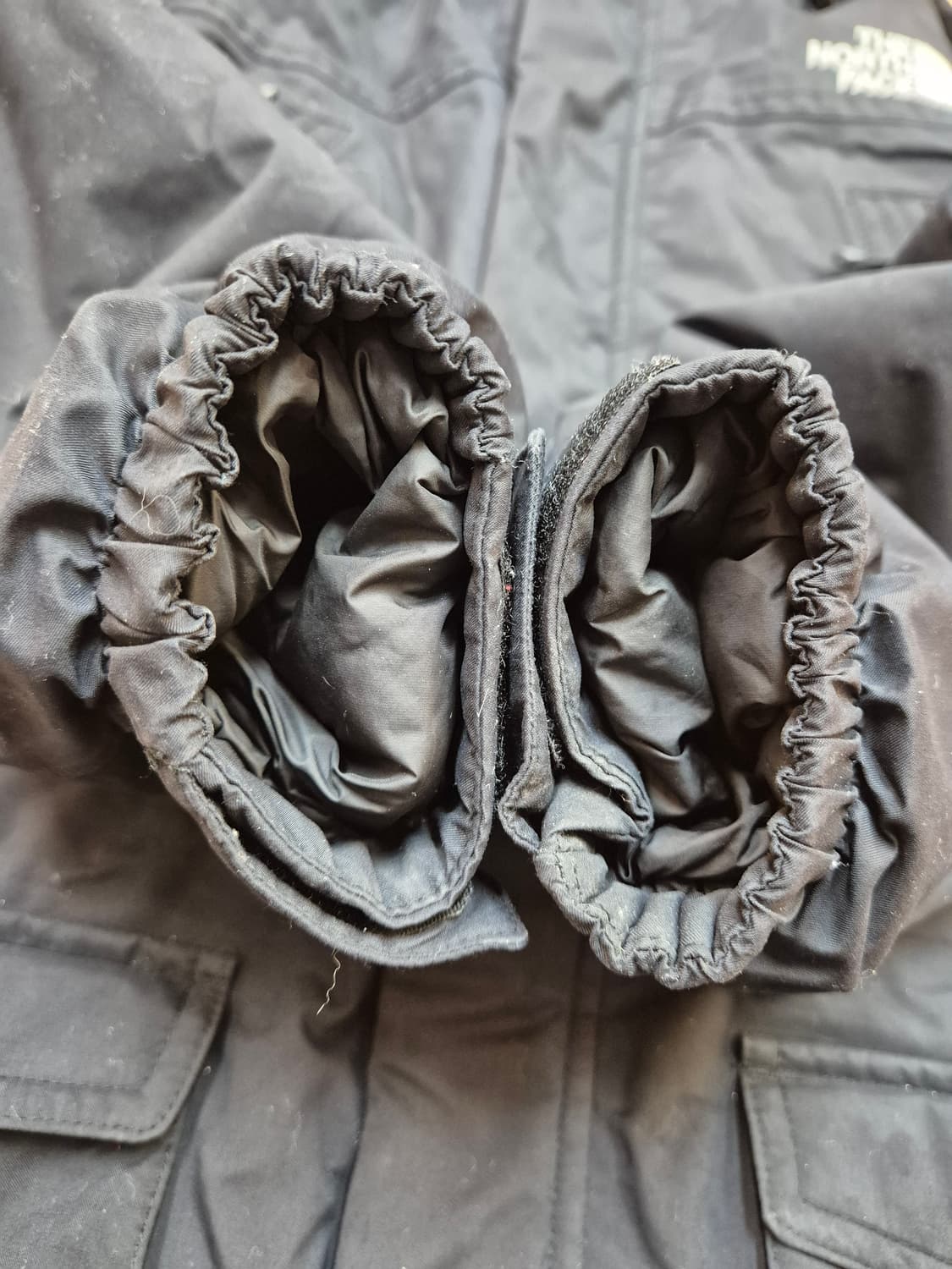 노스페이스 키즈 오리털 패딩 130사이즈 블랙 색상입니다. 가슴둘레는 상 상품이미지2