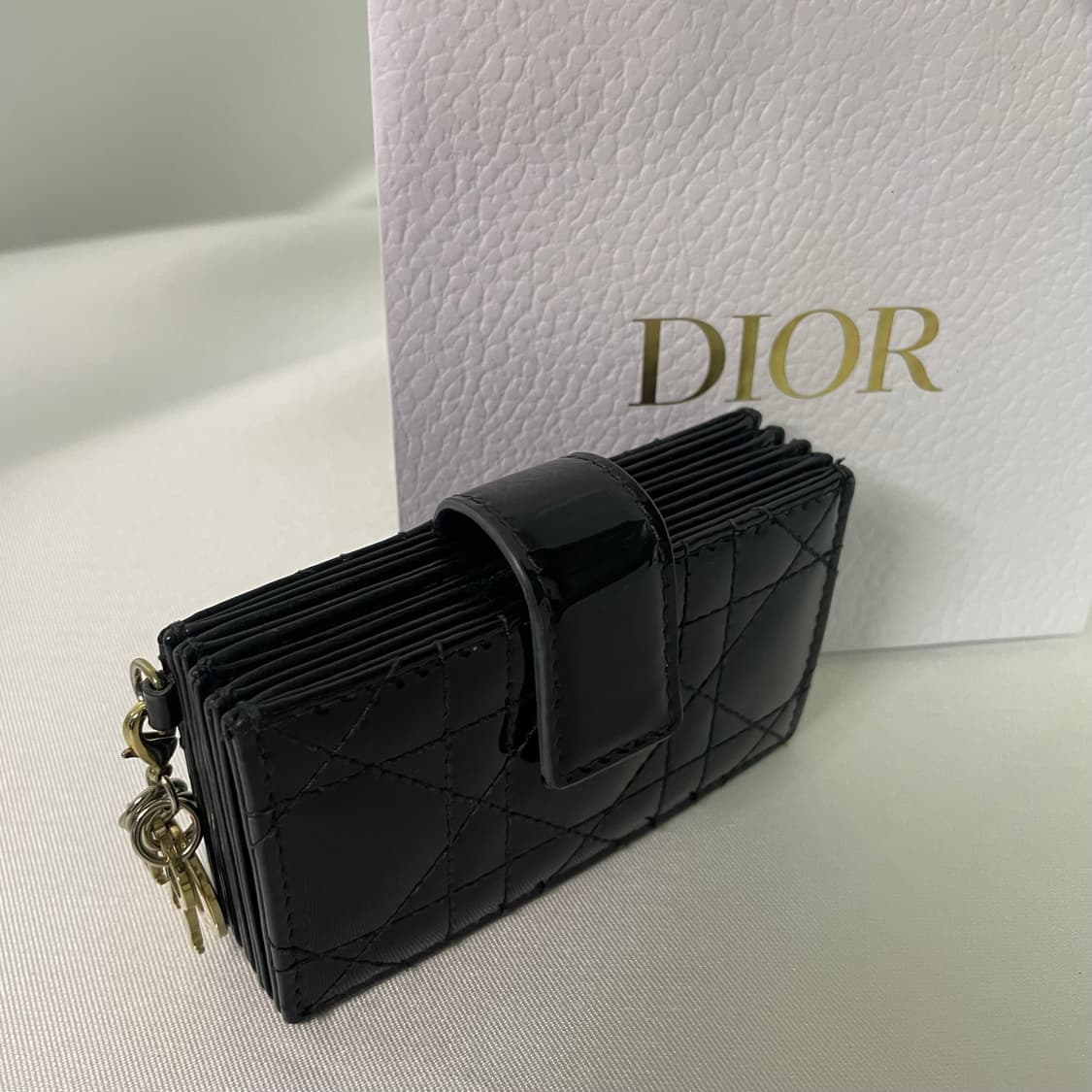 디올 레이디 페이던트 아코디언 카드지갑 블랙 +쇼핑백 포함 상품이미지10