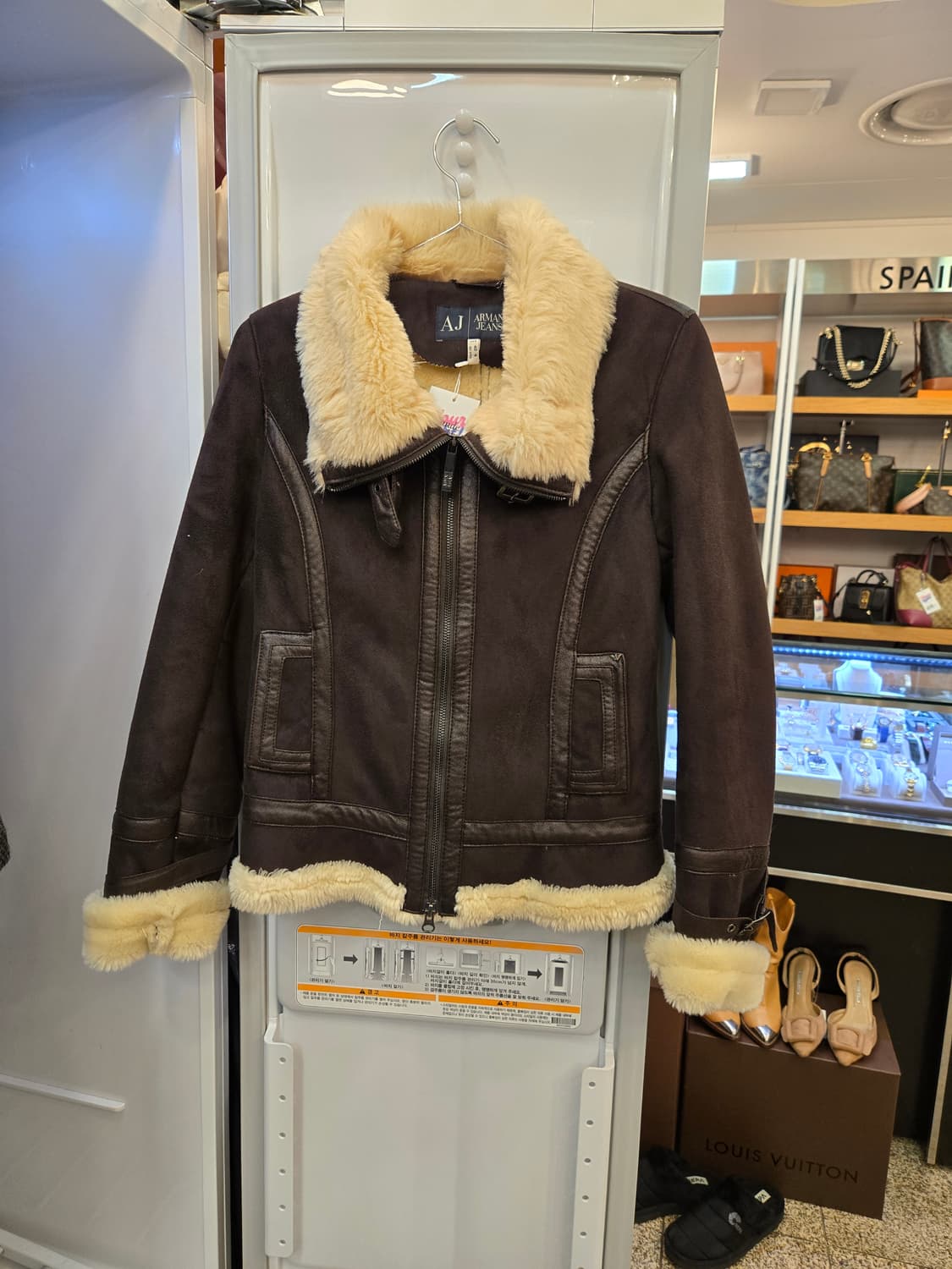 아르마니 진스(AJ) 여성용 페이크퍼 무스탕 상품이미지1