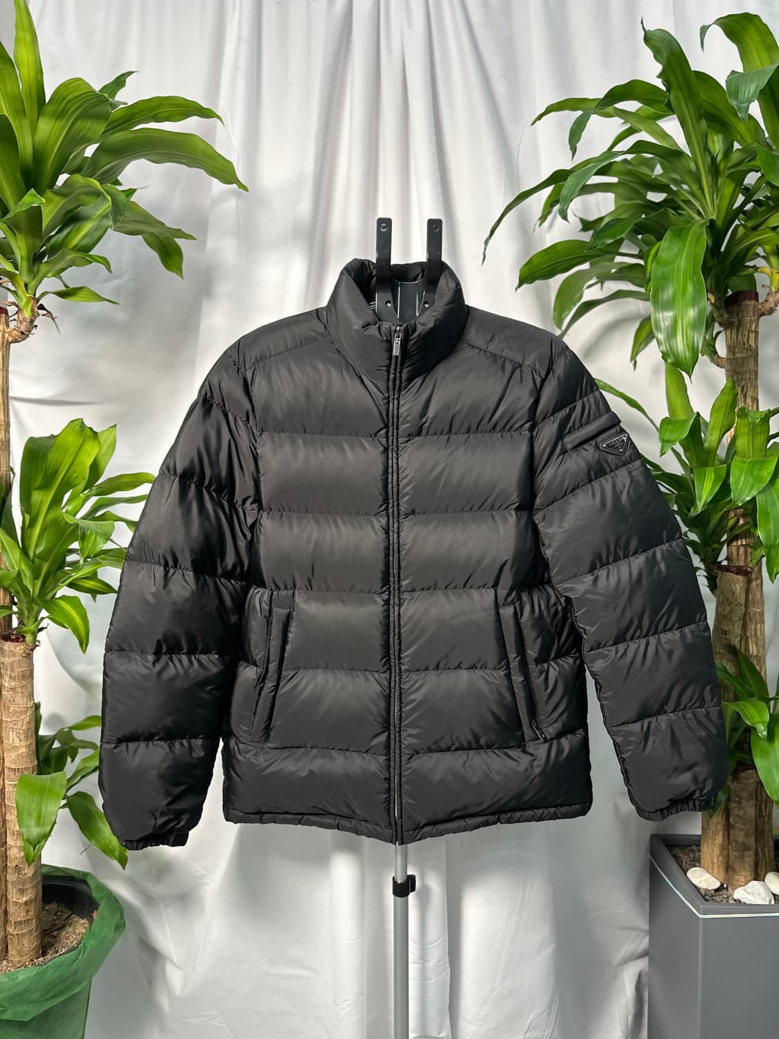 프라다 트라이앵글 다운패딩 52 상품이미지1