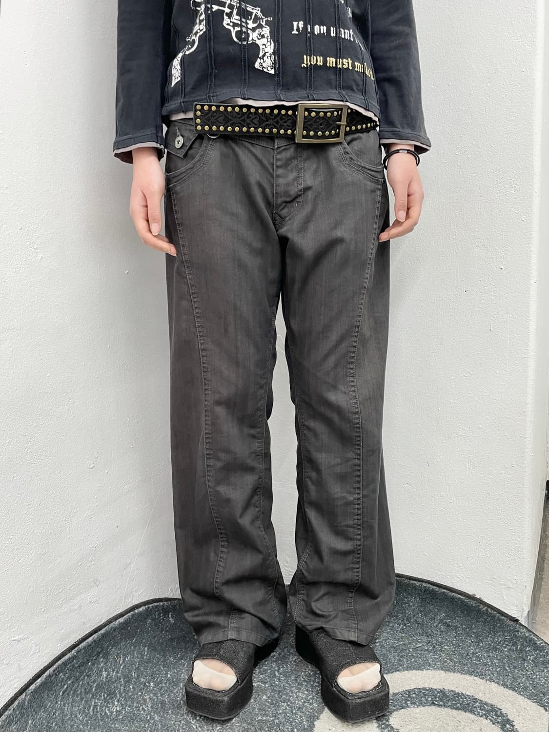 블랙 코팅 버튼 절개 팬츠 상품이미지1