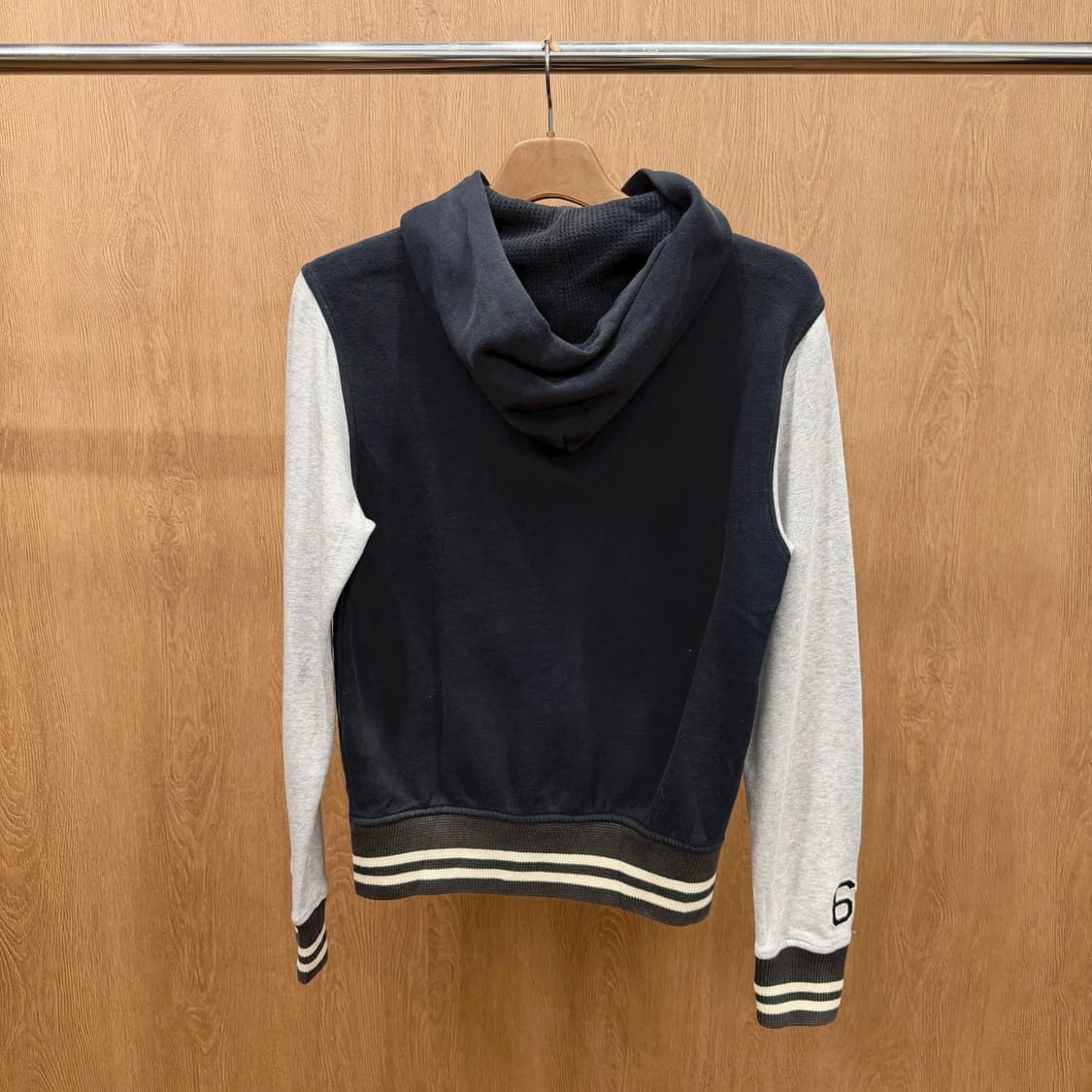 폴로 랄프 로렌 후드 바시티 자켓 배색 와펜 디테일 레귤러핏 블랙 상품이미지3