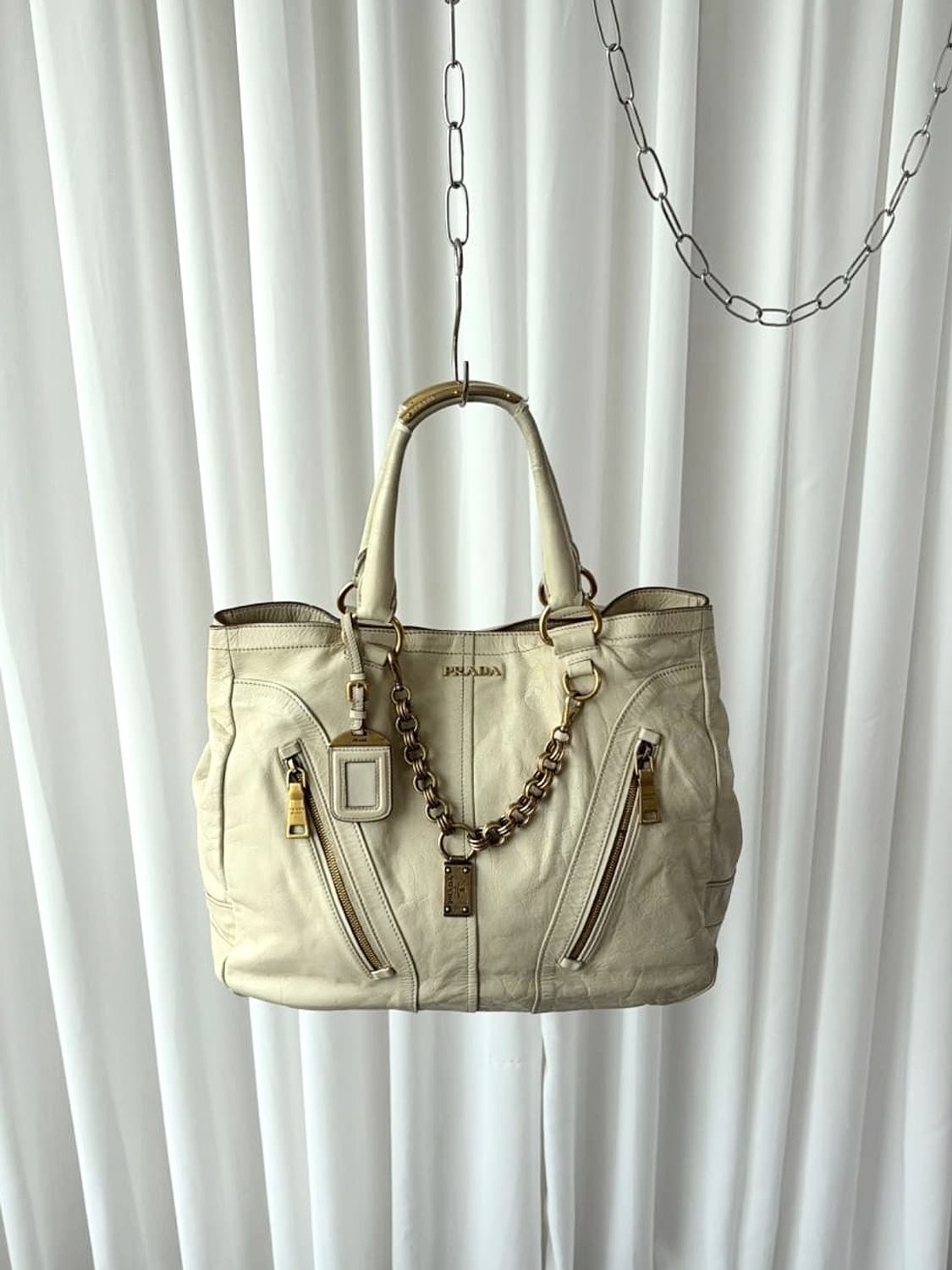 프라다 비텔로 샤인 체인 토트백 상품이미지1