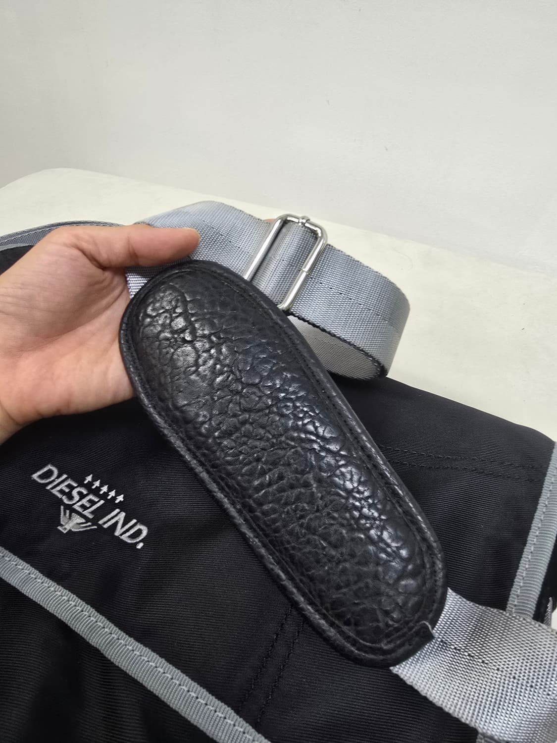 디젤 가죽배색 세련된 데일리 크로스백 상품이미지7