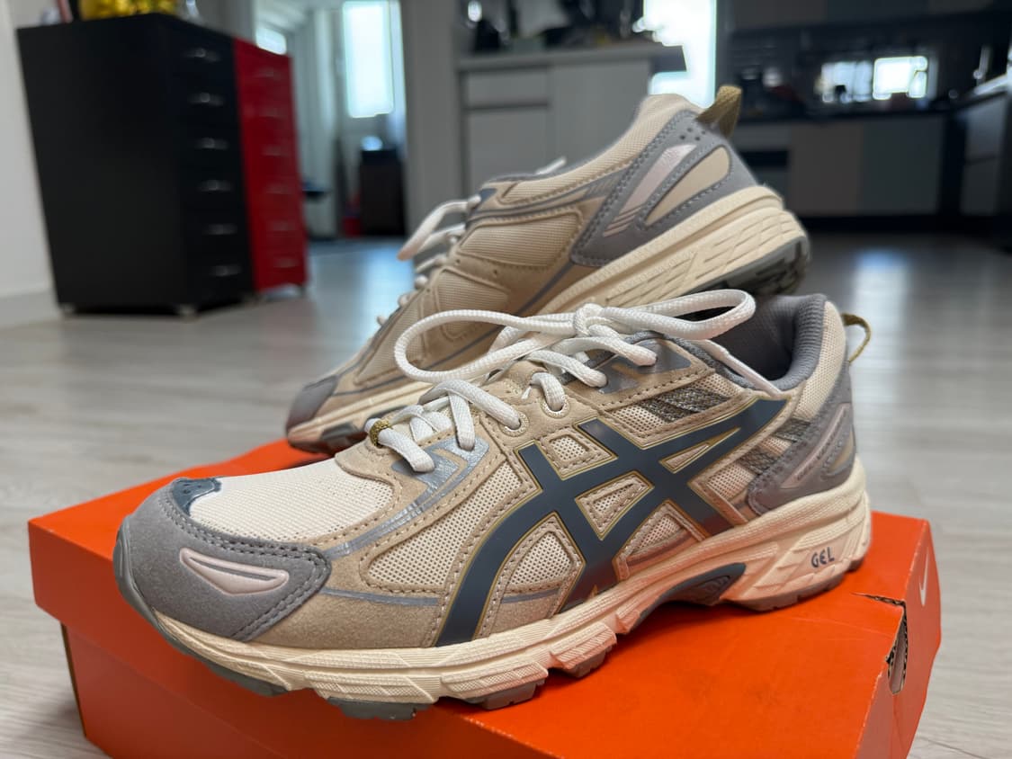 [245] 아식스(W) 젤 벤쳐 6 SPS 버치 아이언클래드 아이보리 상품이미지1