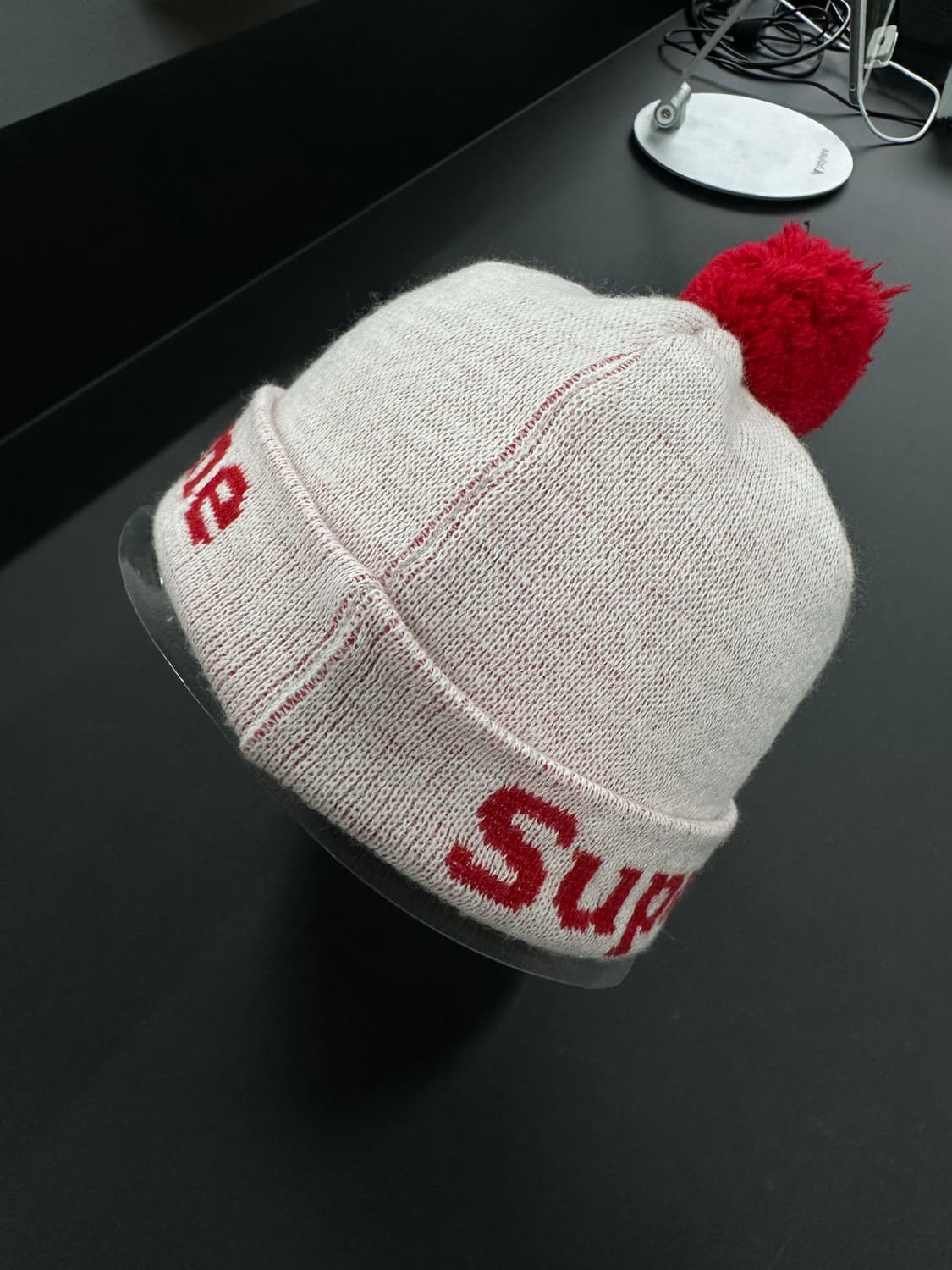 슈프림 레드로고 방울 비니 상품이미지5