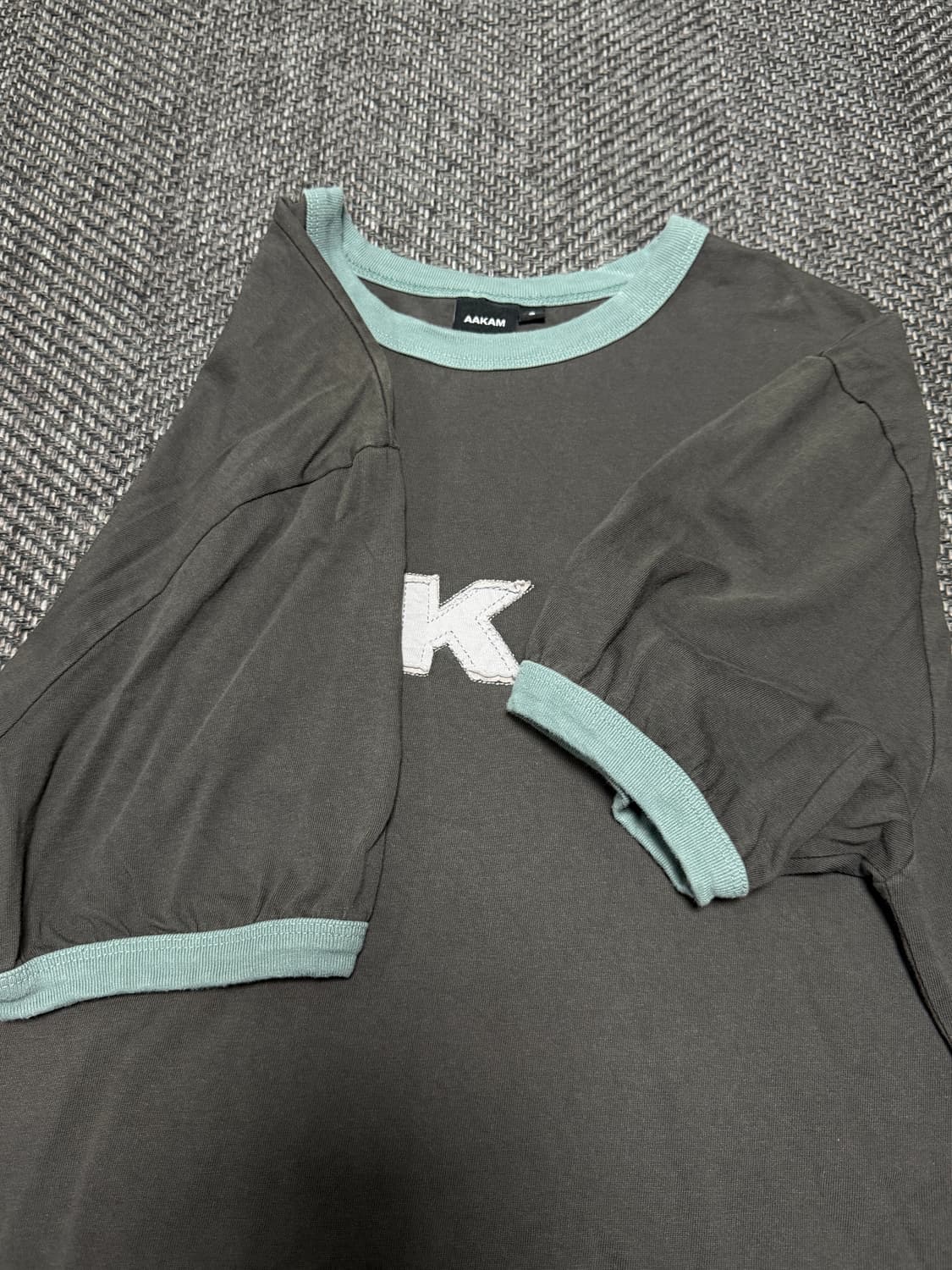 아캄 Logo Patch Ringer Top (Dark Gray)  상품이미지5