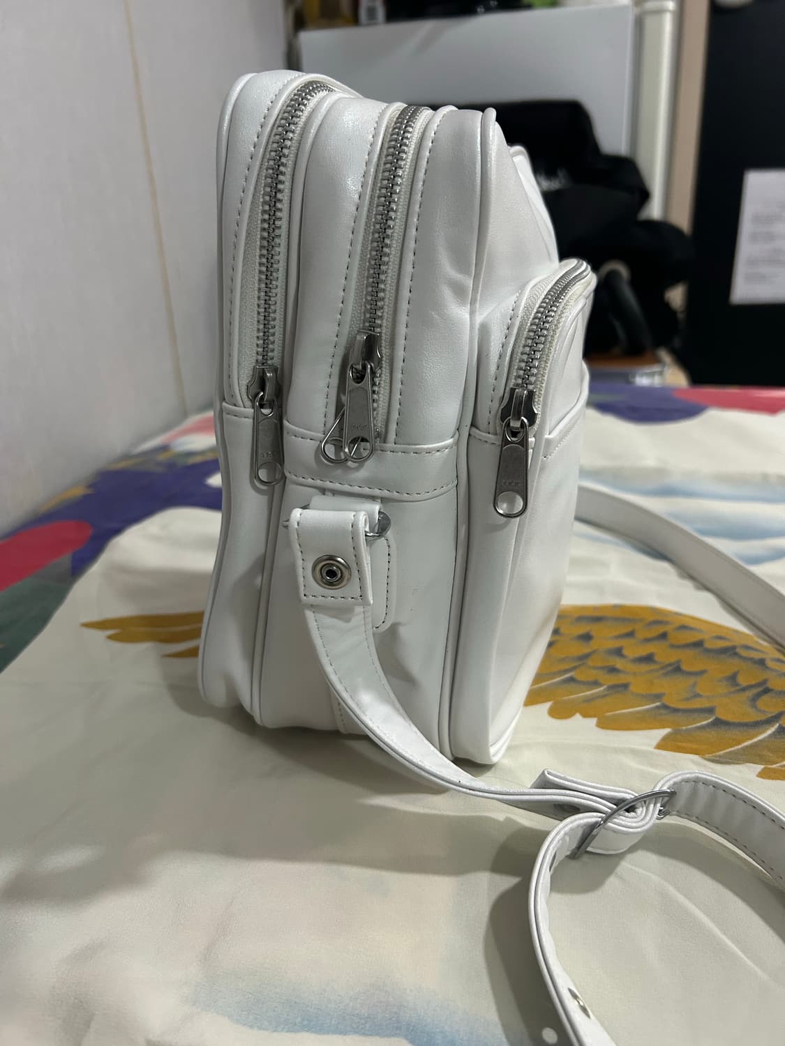 꼼데가르송 화이트크로스백 상품이미지2