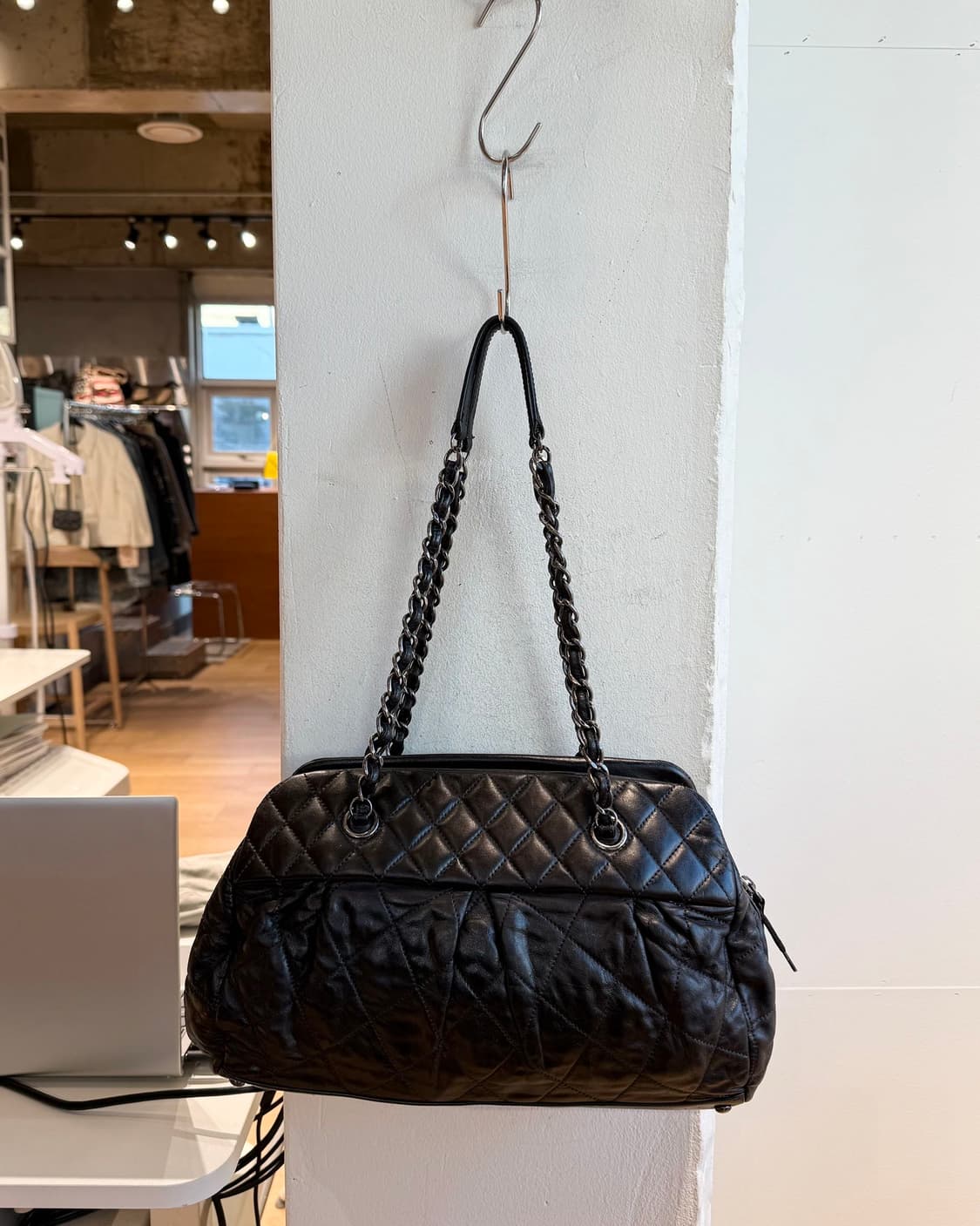 샤넬 블랙 이리데슨트 카프스킨 시크 퀼팅 볼링백 상품이미지5