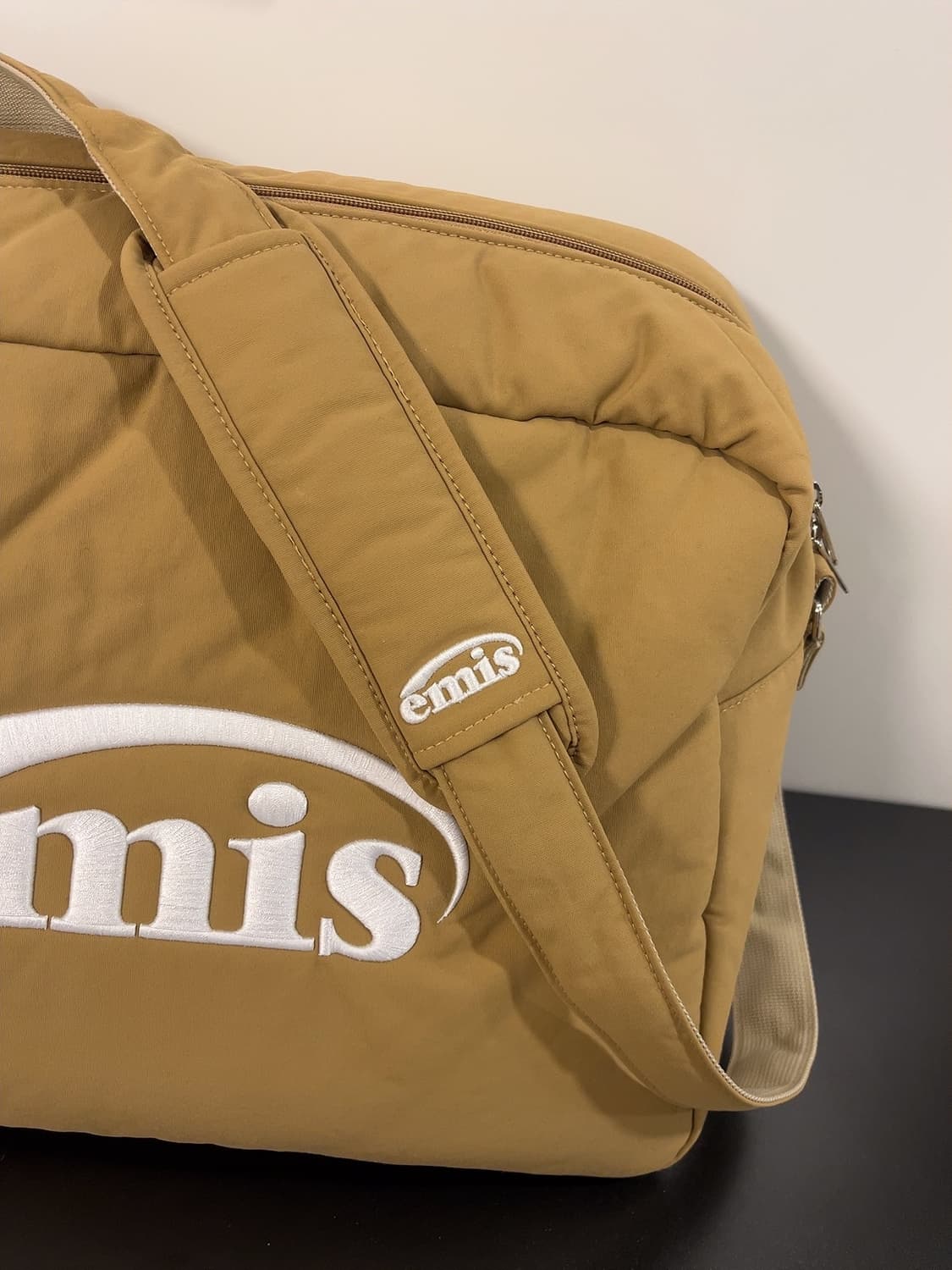 EMIS 이미스 뉴 로고 패디드 크로스 백 패딩 메신저백 상품이미지4