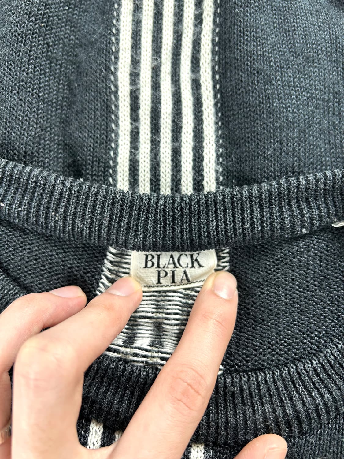 Black PIA 크로스 라인 니트 상품이미지4