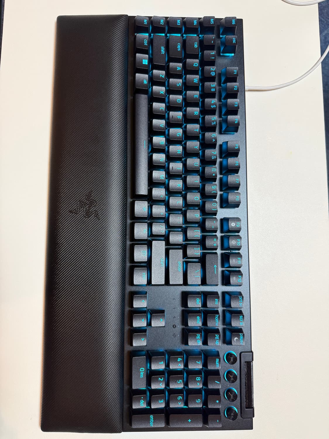 레이저 BlackWidow V4 블랙 색상 유선 키보드 블랙 거의새거 상품이미지1