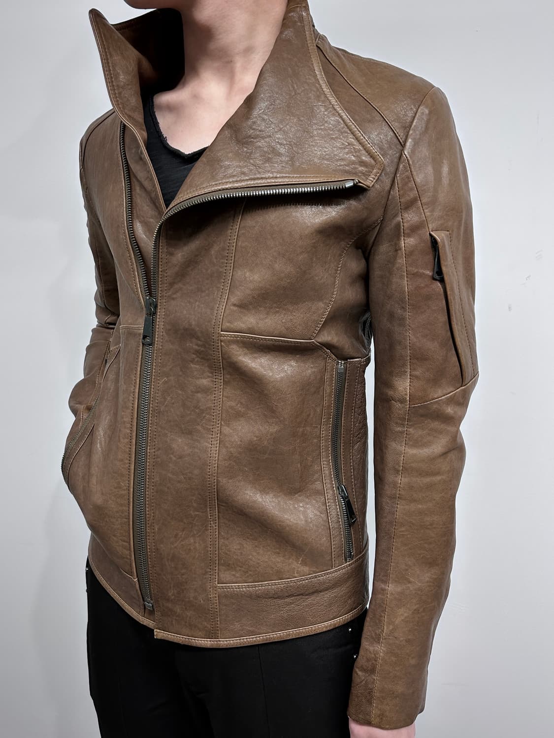 시스템 옴므 사선 하이넥 레더 자켓 상품이미지2