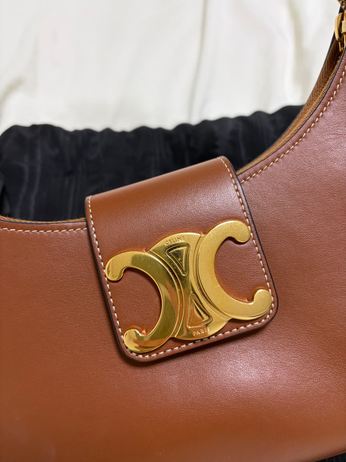 셀린느 트리옹프 아바백 브라운 상품이미지2