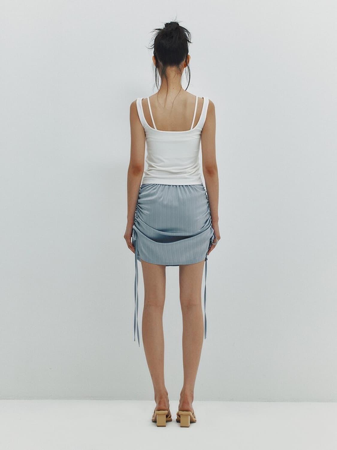 민더리 셔링 레이어드 슬리브리스 화이트 (키오프 벨 착용)SHIRRING 상품이미지4