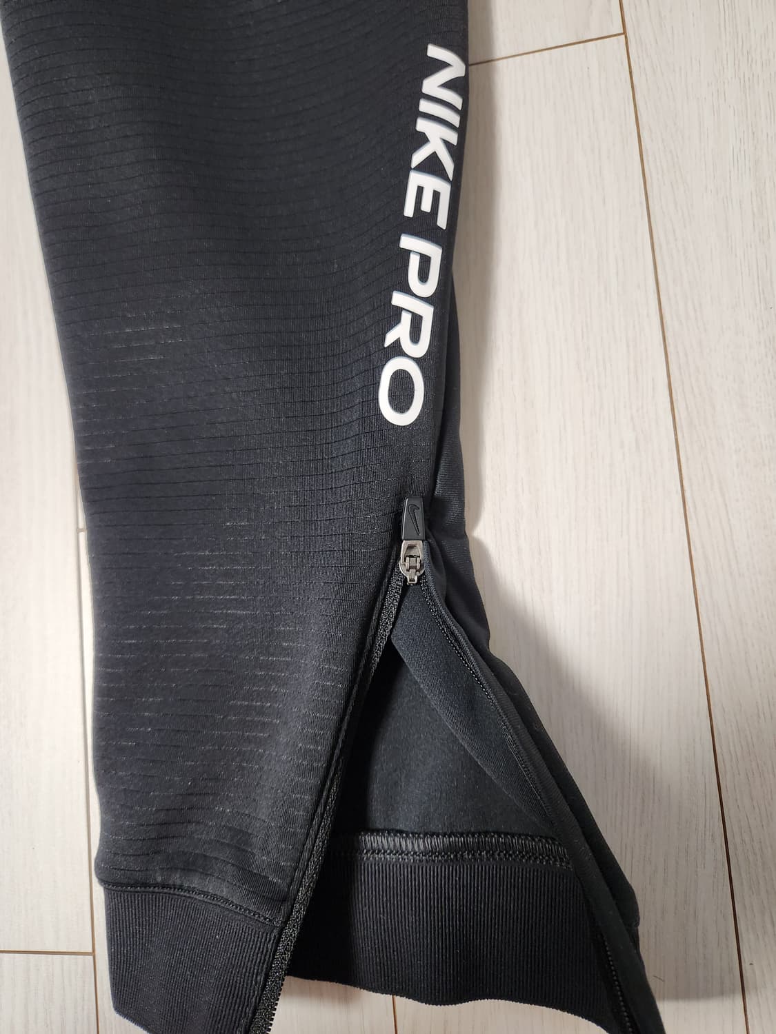 나이키 프로 슬림핏 트레이닝 팬츠 사이즈xl

주머니 스우시 로고 부분  상품이미지4