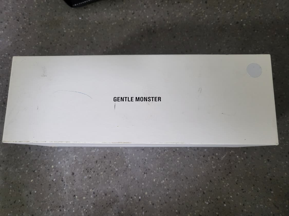 (무료배송)젠틀몬스터 블랙&골드 선글라스 풀세트 구성 상품이미지8