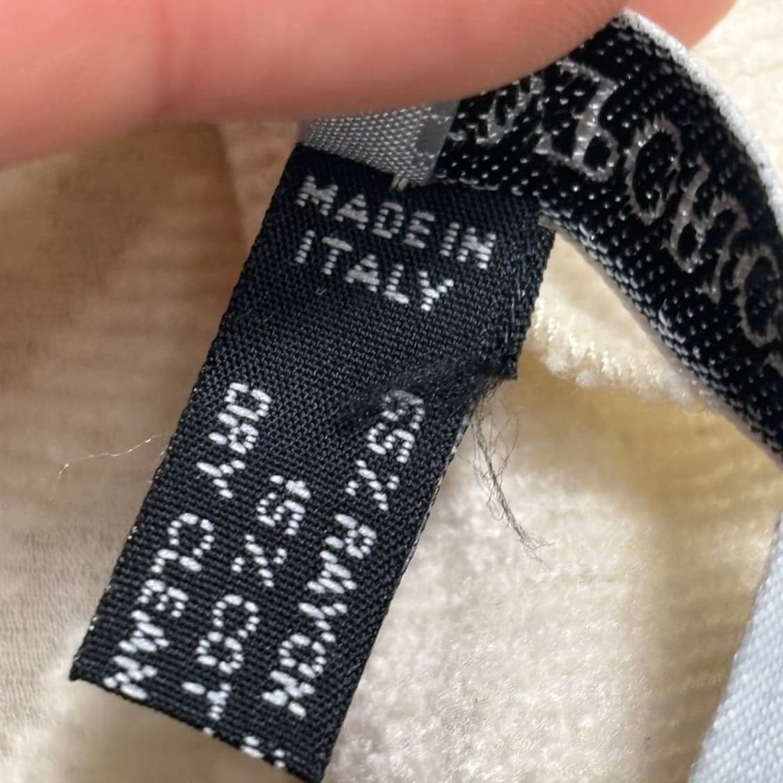 EMPORIO ARMANI 세브런 패턴 실크 스카프 아이보리 상품이미지7
