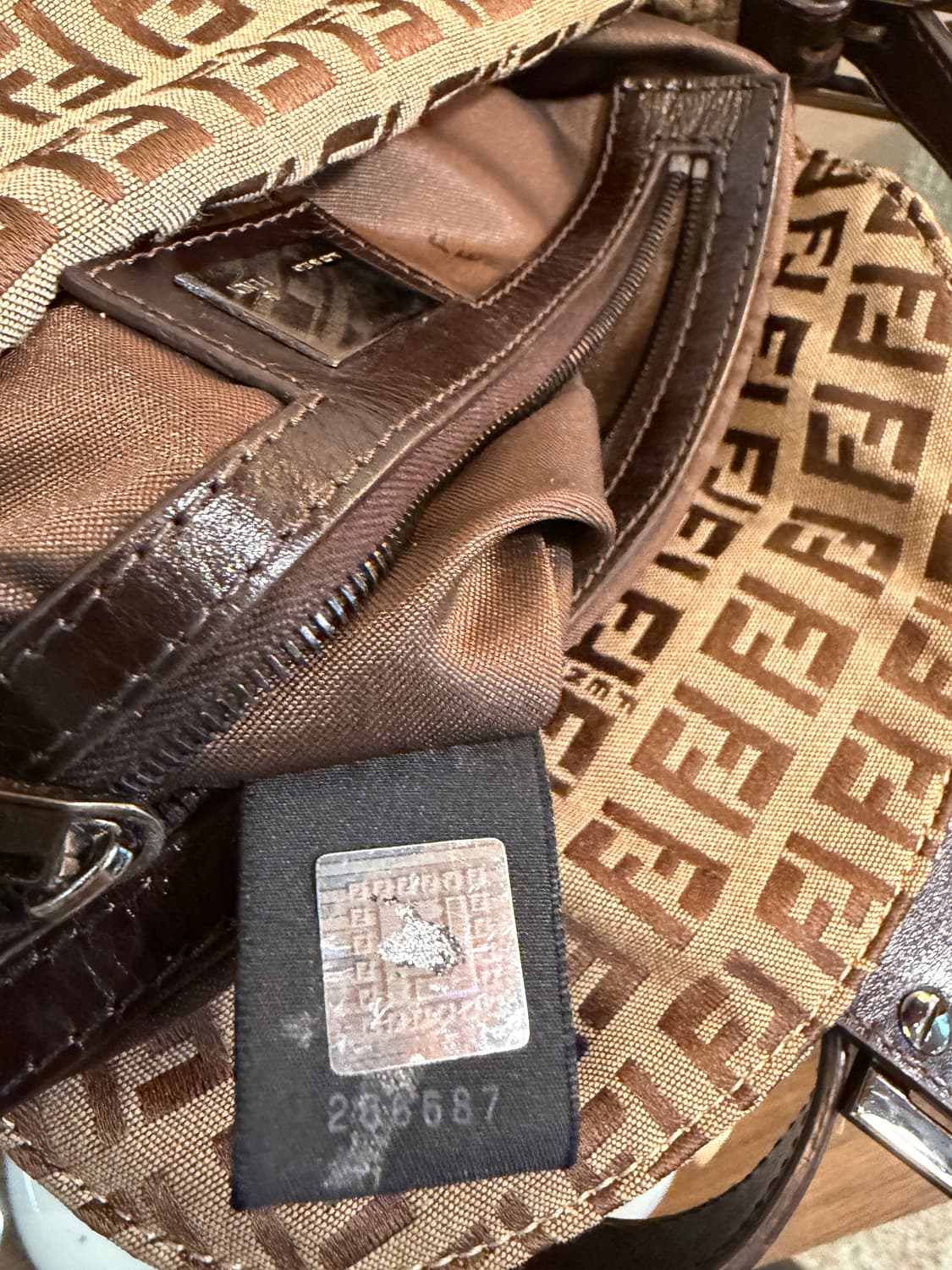 펜디 주키노 더블 플랩 바게트 백 상품이미지7