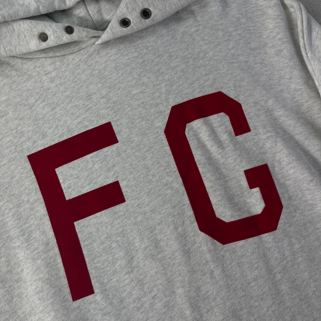 105 피오갓 에센셜 모나크 fg 로고 크림 후드티 상품이미지2