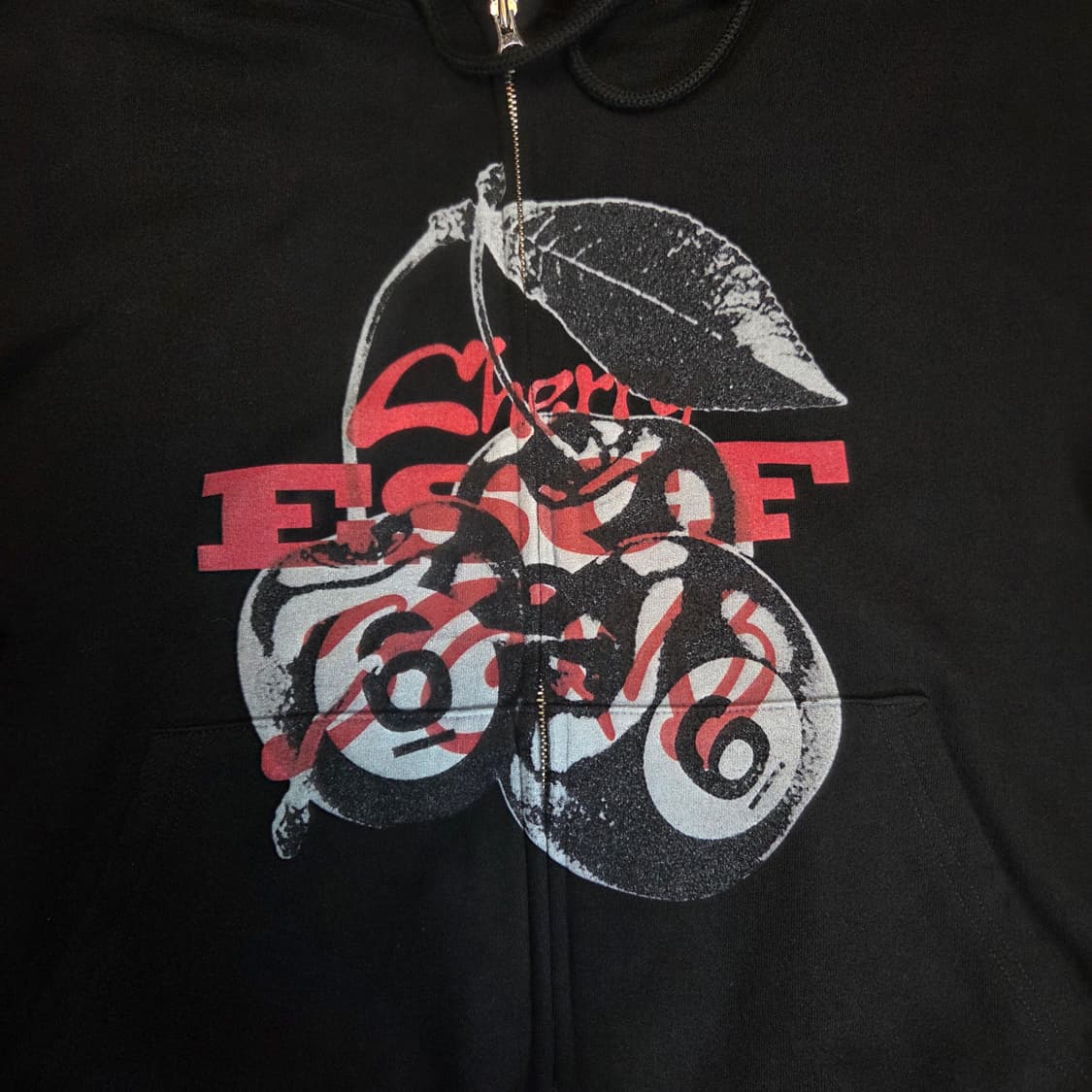 이스케이프프롬 블랙 체리밤 프린트 투웨이 후드집업 블랙 (실L)

 상품이미지2