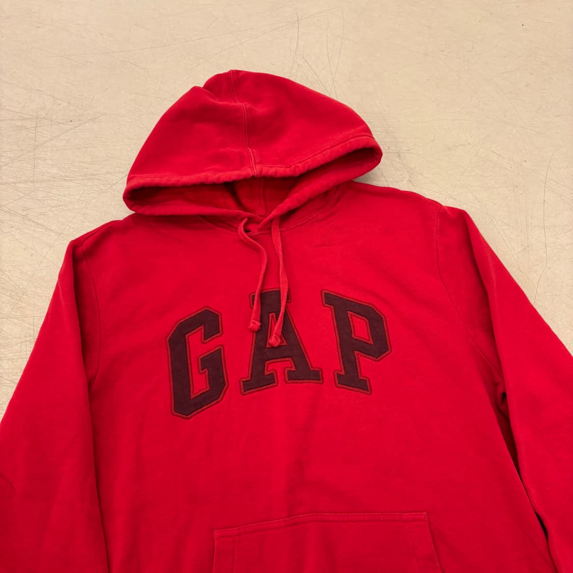갭 빅로고 레드 후드티 상품이미지2