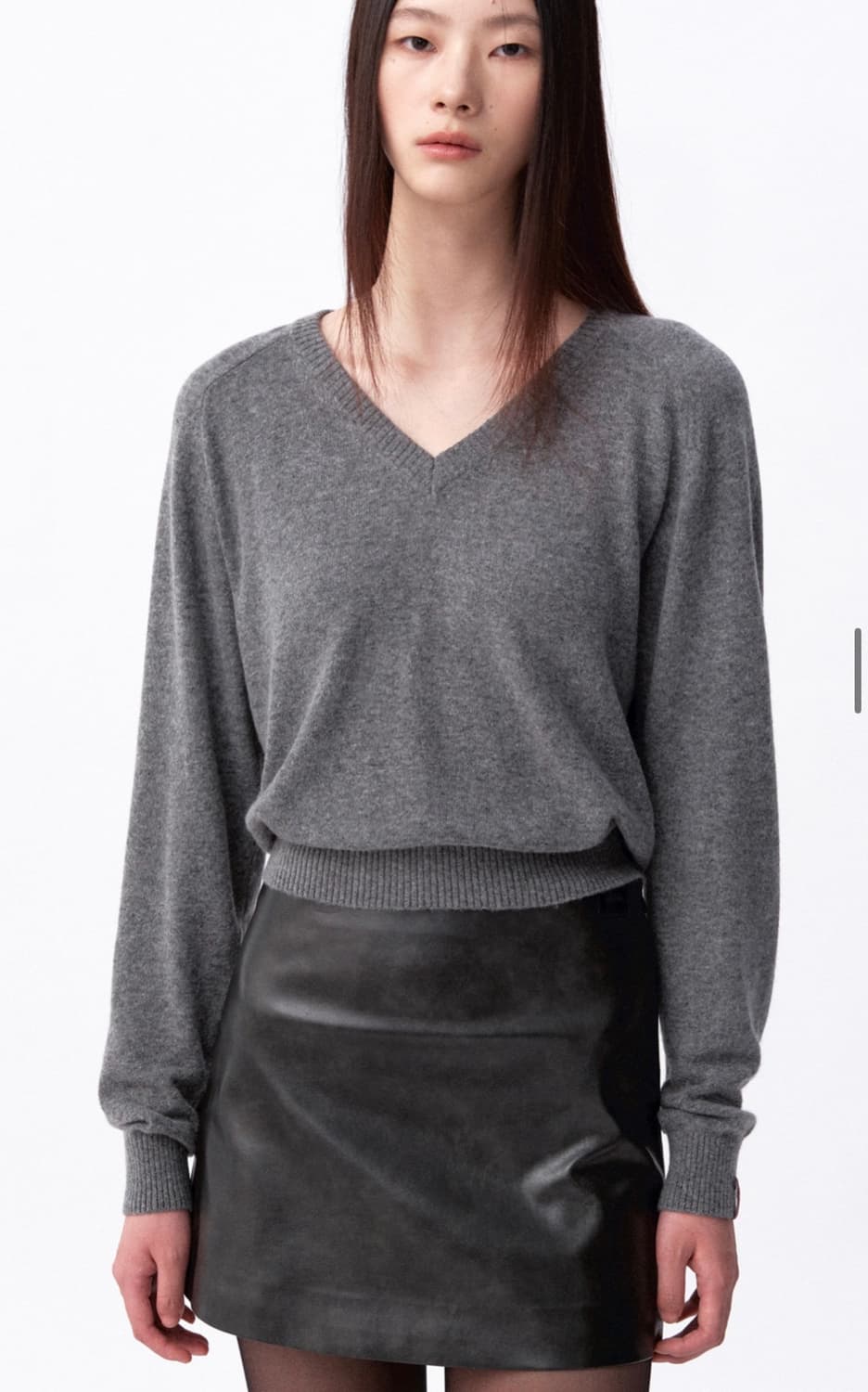 아비에무아 백 디테일 브이넥 니트(차콜) 상품이미지2