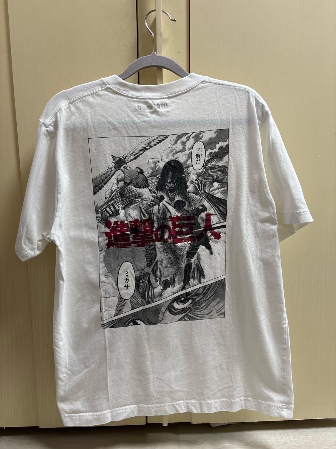 유니클로 일본 한정 진격의 거인 콜라보 반팔 티셔츠 상품이미지2