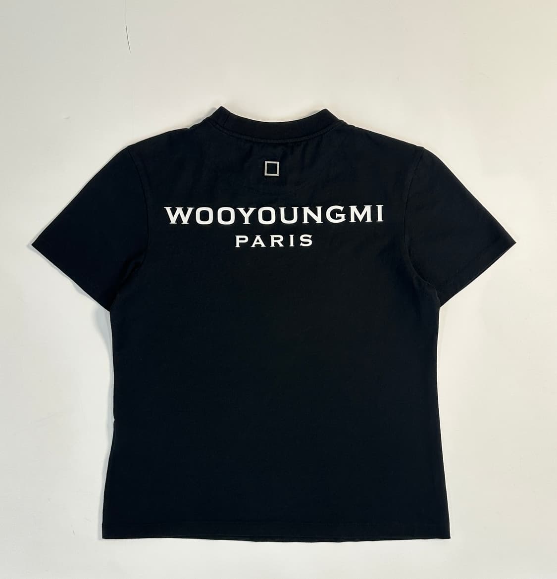 우영미(WOOYOUNGMI) 백로고 반팔티셔츠 블랙 (여성34) 상품이미지5