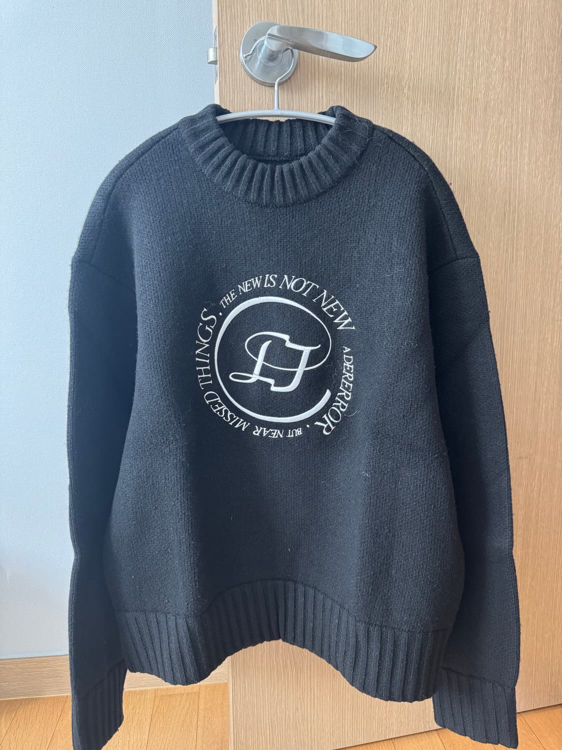 아더에러 speric logo knit 상품이미지1