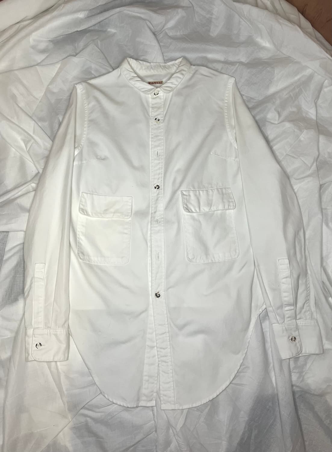 캐피탈 화이트 밴드 칼라 패치 포켓 셔츠 상품이미지1
