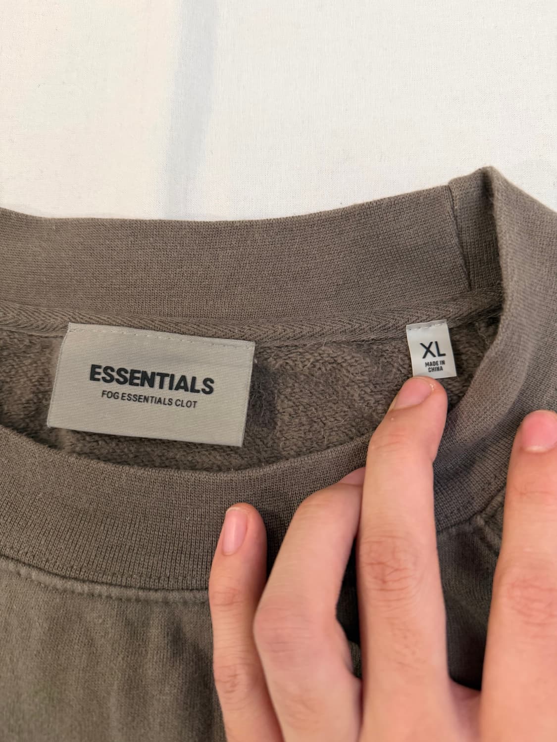 에센셜 피어오브갓 리플렉티브 로고 맨투맨 타우페 올리브 상품이미지5