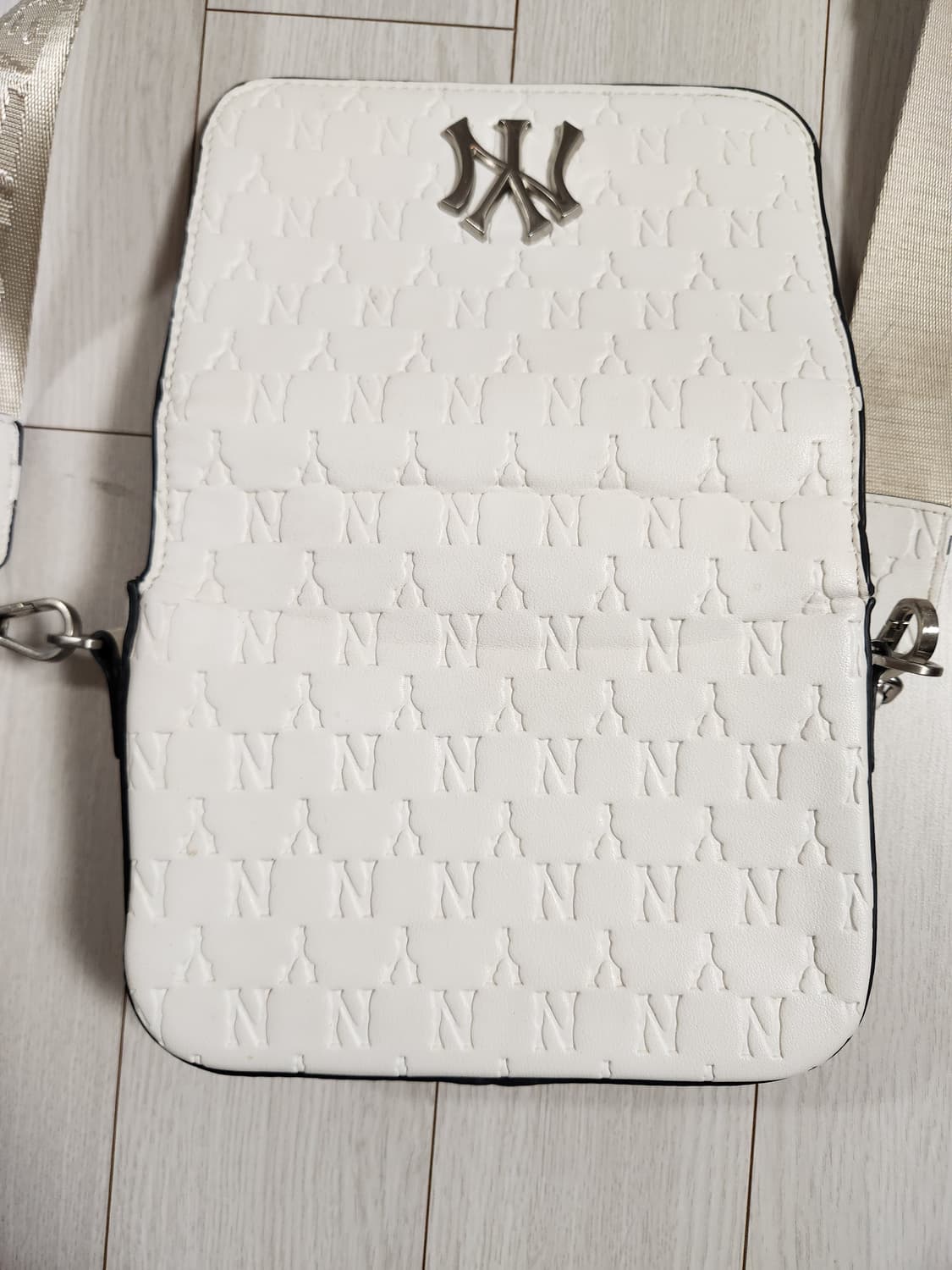 MLB 모노그램 엠보 미니 크로스백

여러 중고사이트에도 같이 판매하고  상품이미지6