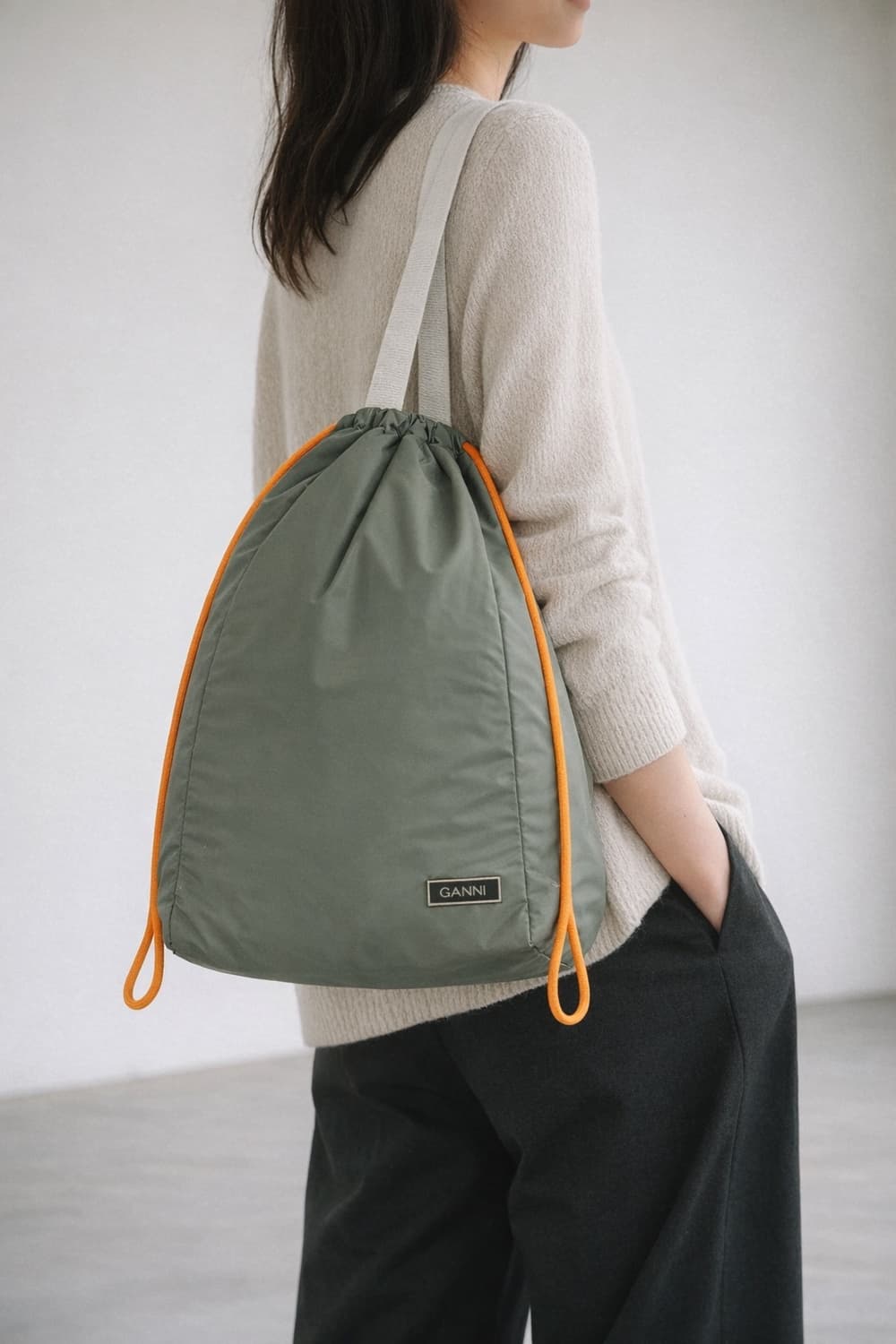 GANNI 가니 드로우스트링 숄더백 카키 (새상품) 상품이미지6