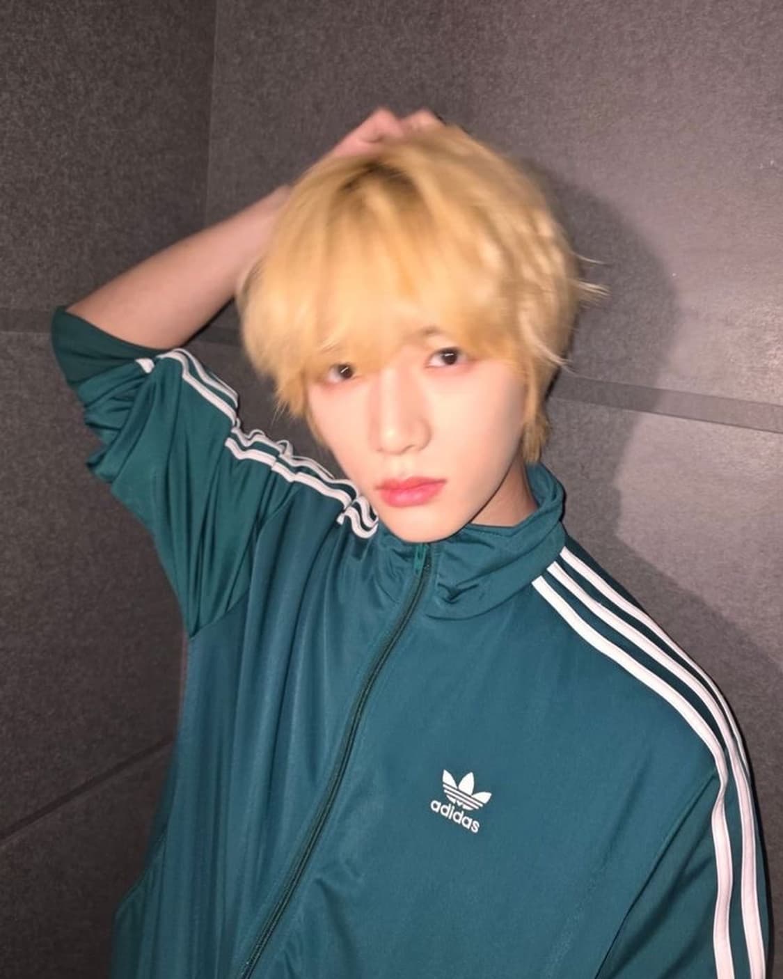 아디다스 파이어버드 딥그린 져지 투바투 범규 착용 상품이미지7